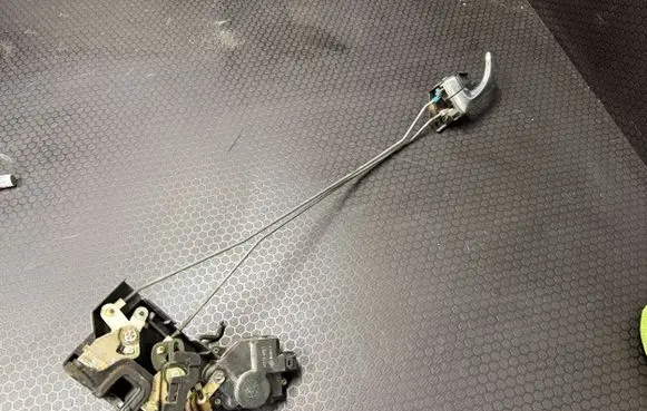 Hyundai Terracan Front door lock