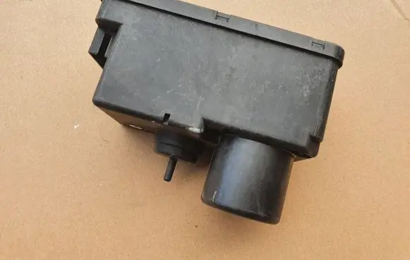 Volkswagen PASSAT B3 Central locking vacuum pump 357862257