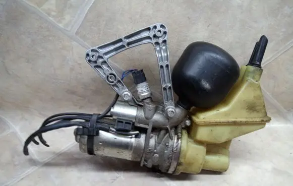 Porsche Cayenne (9PA) Air suspension compressor 7L5411601C 7L0411615