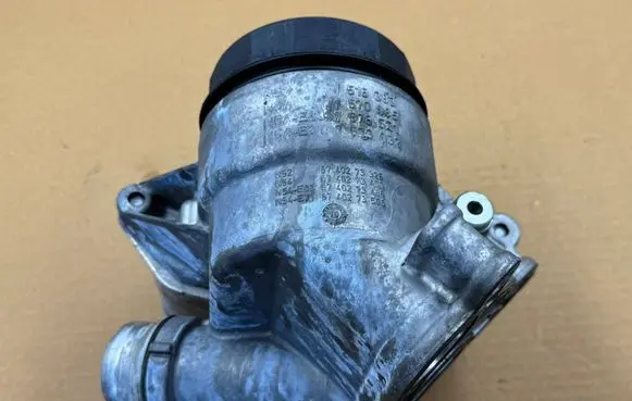 BMW 6 E63 E64 Oil filter mounting bracket 7516383 7570085 7576521