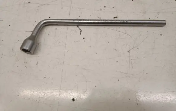 Mercedes-Benz R W251 Wheel nut wrench A2215810001