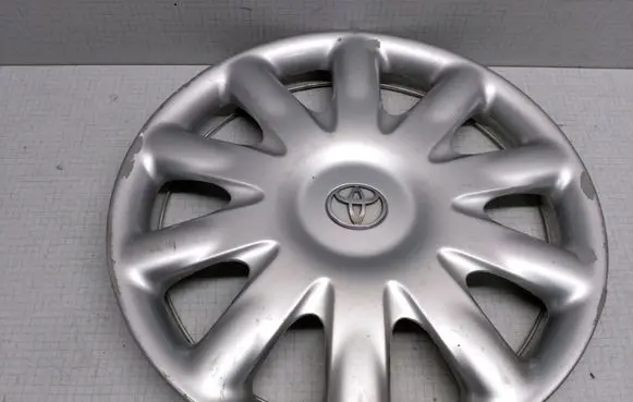 Toyota Corolla E120 E130 R15 wheel hub/cap/trim 4260205050