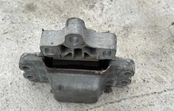 Volkswagen Scirocco Engine mount bracket