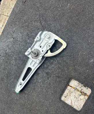 Toyota Yaris Rear door manual window regulator 
