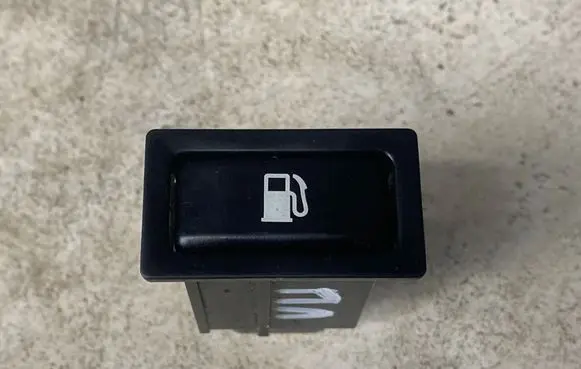 Toyota Avensis T250 Fuel tank opening switch 156795