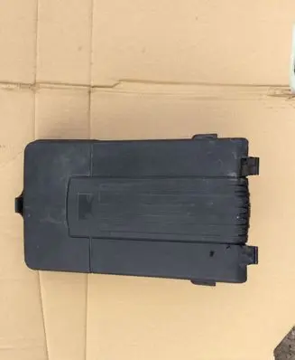 Volkswagen PASSAT B6 Battery box tray cover/lid 