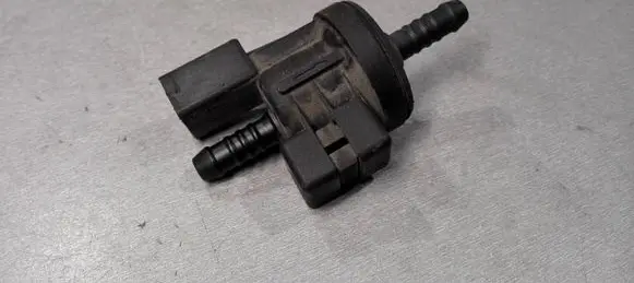 Volkswagen PASSAT B6 Breather valve 06E906517A 0280142431