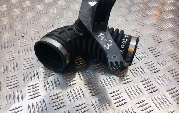 Nissan Pathfinder R51 Air intake hose/pipe 2100543
