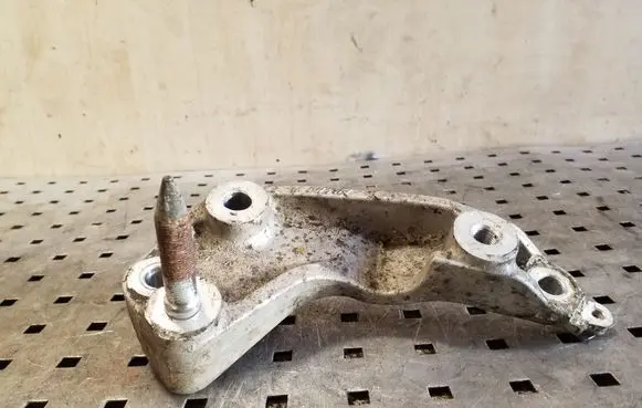 Gearbox mounting bracket