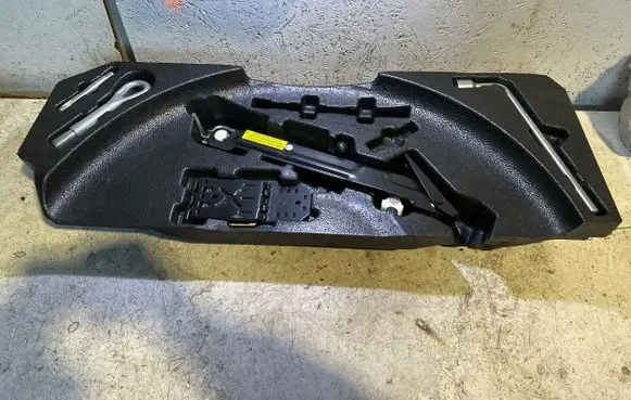 Mercedes-Benz ML W164 Tool set A1648990614
