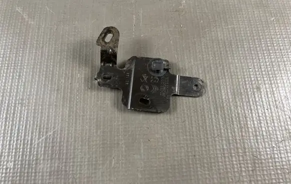 Peugeot 208 II Other engine part 9833301880