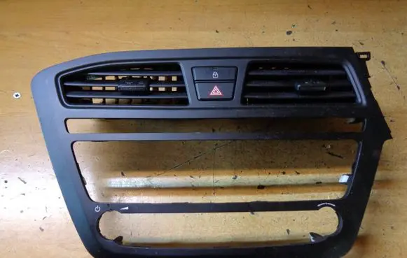 Hyundai i20 (GB IB) Dash center air vent grill CE02SS00864 84740C8950 CF025S00864