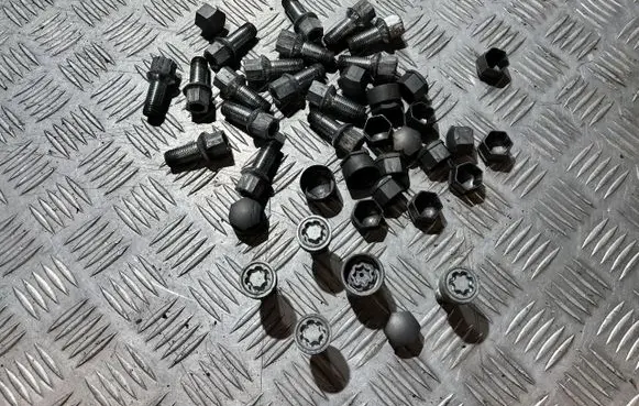 Skoda Karoq Anti-theft wheel nuts and lock VW27784