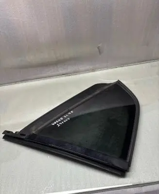 Volvo XC40 Rear vent window glass 32244806