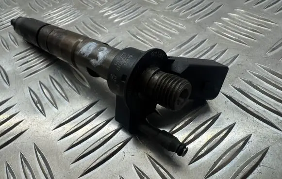 BMW 3 E92 E93 Fuel injector 7797877