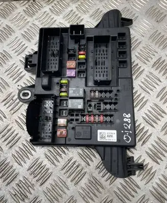 Opel Insignia A Fuse module 2273776603