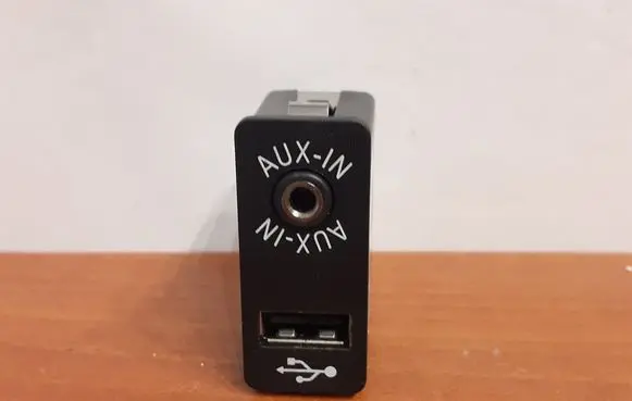 BMW X5 E70 AUX in-socket connector 8410923765301 11386