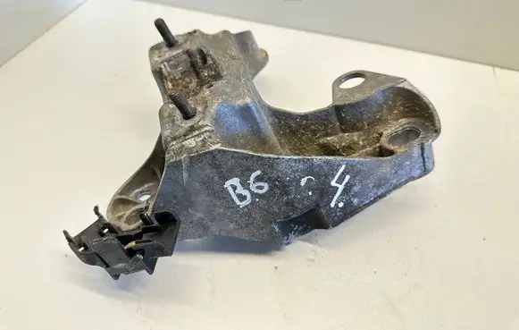 Audi A4 S4 B6 8E 8H Engine mounting bracket 8E0199352N