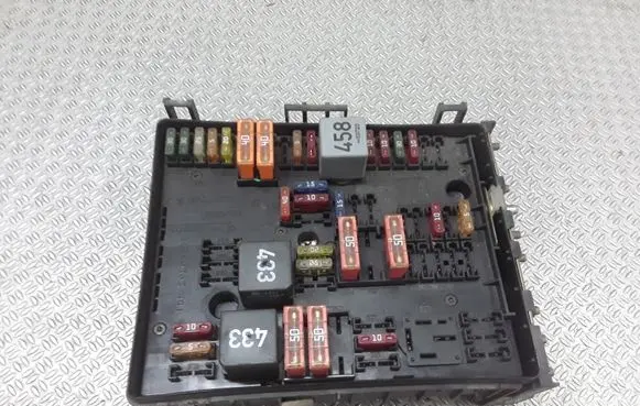 Volkswagen Touran I Fuse module 1K0937124H
