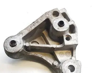 Engine mounting bracket