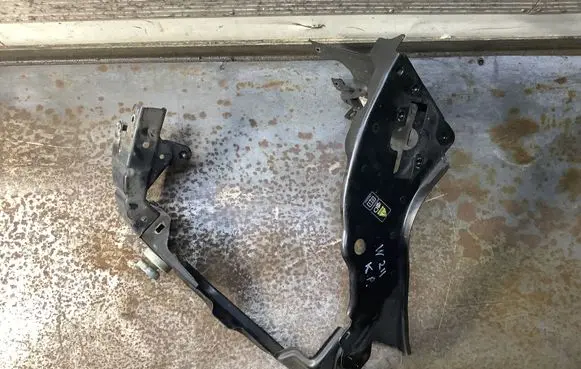 Mercedes-Benz E W211 Headlight/headlamp mounting bracket