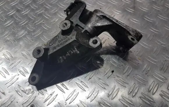 Engine mounting bracket