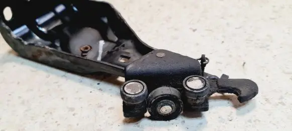 Fiat Ulysse Sliding door lower roller guide/hinge 