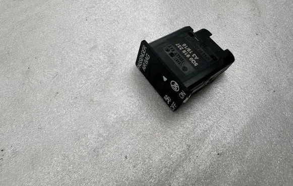 Volkswagen Tiguan Passenger airbag on/off switch 5Q0919237
