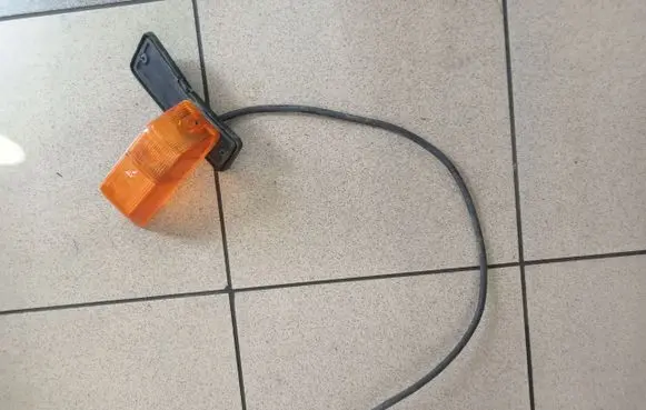 Front fender indicator light