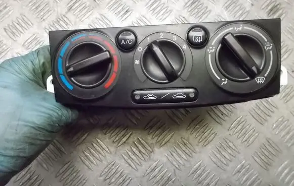 Mazda MPV II LW Interior fan control switch 