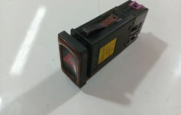 Volkswagen PASSAT B5 Hazard light switch 8D0941509C