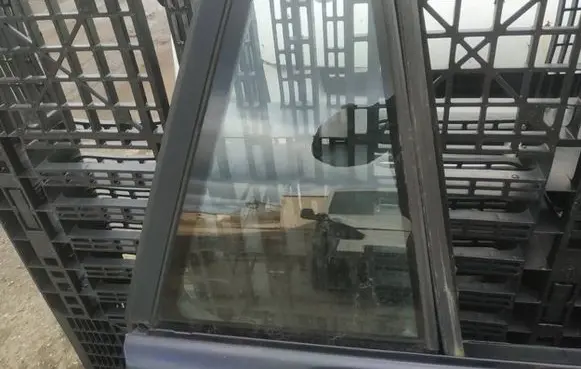 BMW 5 E39 Rear vent window glass 