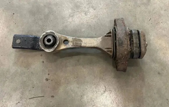 Volkswagen Golf IV Engine mount bracket 1J0199851