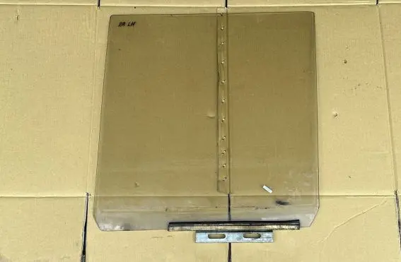 Mitsubishi Pajero Rear door window glass MB320038