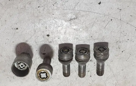 Volvo S80 Anti-theft wheel nuts and lock