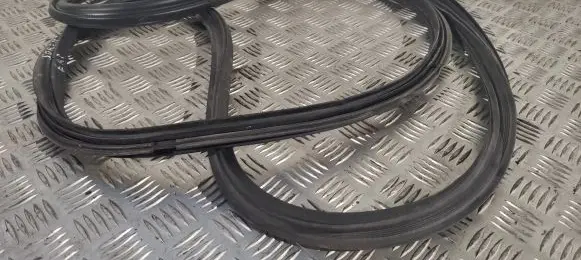 Trunk rubber seal (body)