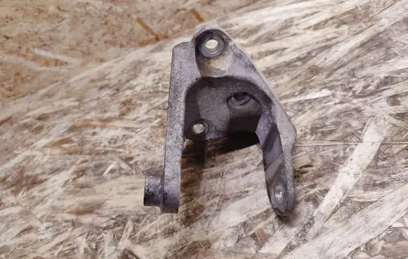 Cadillac XTS Engine mounting bracket 23105921