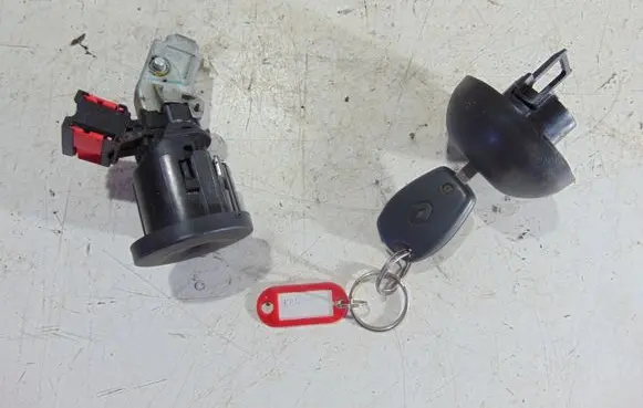 Renault Kangoo II Ignition lock 8200405701