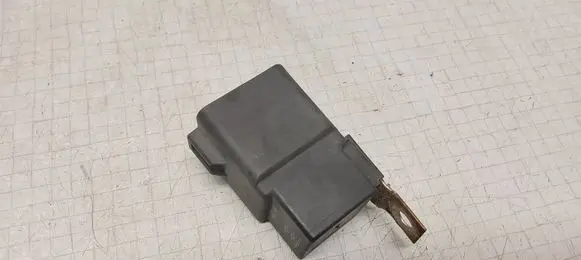 Volkswagen PASSAT B6 Glow plug pre-heat relay 3B0951253