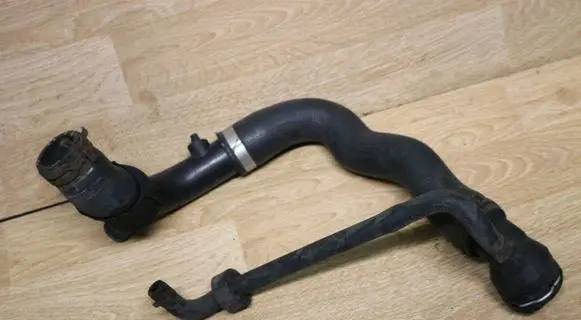 Volkswagen PASSAT B6 Engine coolant pipe/hose