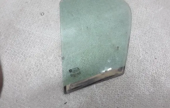 Rear vent window glass