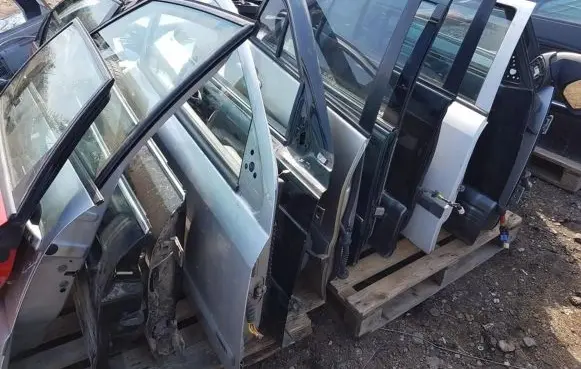 Audi A4 S4 B5 8D Front door JUODOS