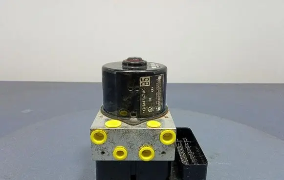 Volkswagen Golf V ABS Pump 1K0614517AC