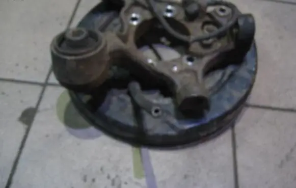 Mitsubishi Pajero Sport I Rear wheel hub spindle/knuckle NURODYKITEKURIPUSE