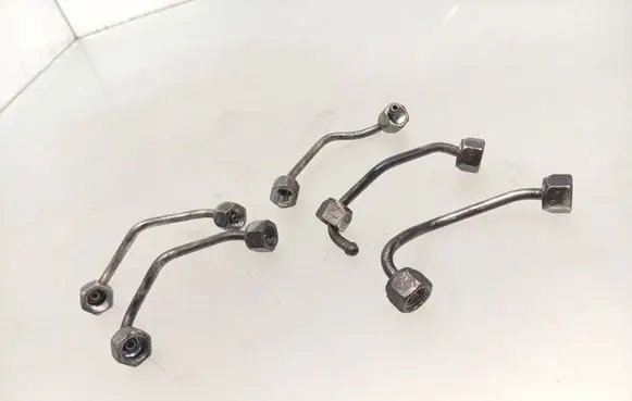 Fuel injector supply line/pipe