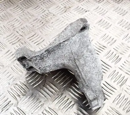 Engine mounting bracket
