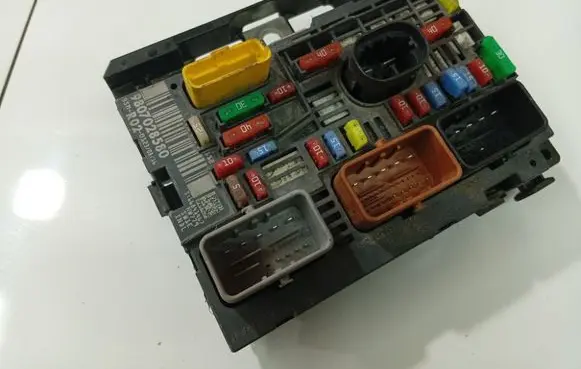 Citroen C5 Fuse box set 9807028580