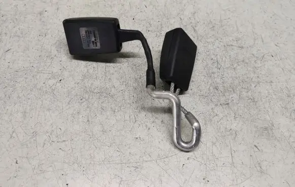 Audi A3 S3 8P Middle seatbelt buckle (rear) 