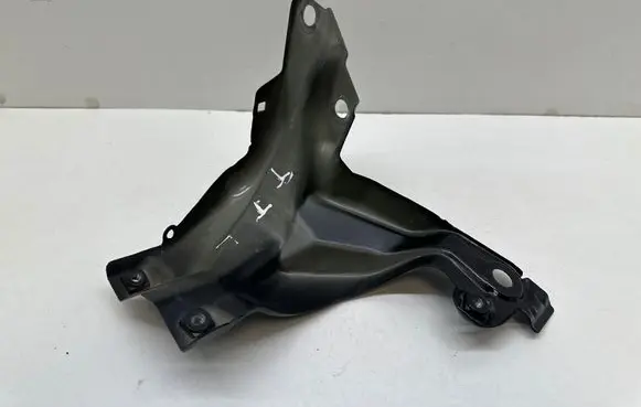 Audi TT Mk1 Fender mounting bracket 8N0821135A