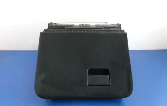Nissan Juke I F15 Glove box